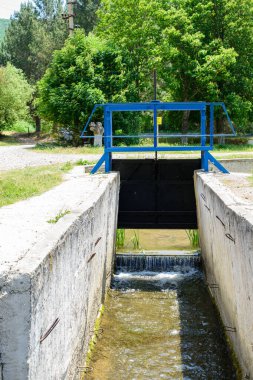 İlkbaharda Ternopil şehrinin parkında su arıtımı.