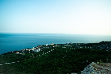 Dağlara ve şehre bak.