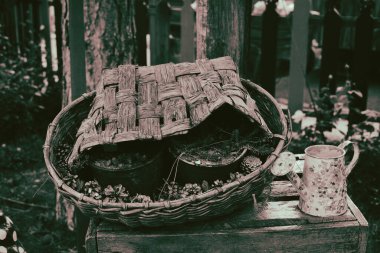 Tahta sepetli siyah beyaz bir fotoğraf.