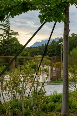 Kırsal kesimde güneşli bir yaz gününde evin güzel bahçesi.