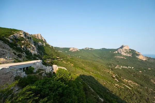 Yazın dağın zirvesine giden yol