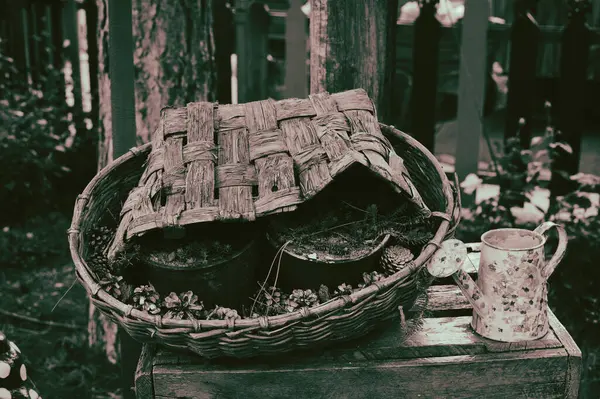 Tahta sepetli siyah beyaz bir fotoğraf.