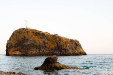 Deniz kıyısında bir kaya