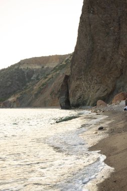 Tepedeki beyaz kumsalın dikey görüntüsü.