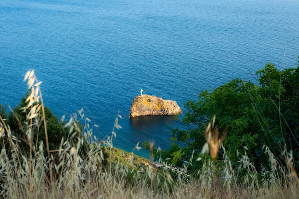 Güzel deniz manzarası ve dağlar.