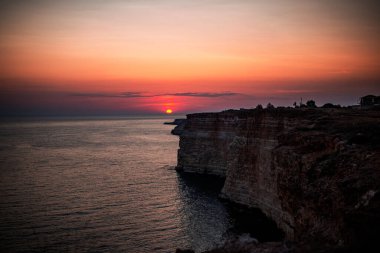 Denizin üzerinde güzel bir gün batımı
