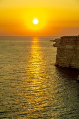 Denizde güzel bir gün batımı. seyahat arkaplanı