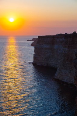 Portekiz 'deki Algarve sahillerinde güzel bir gün batımı.