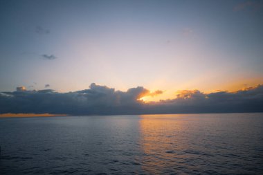 Denizin üzerinde güzel bir gün batımı.