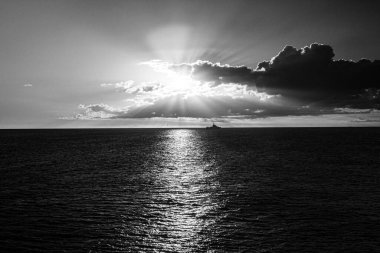 Denizin üzerinde güzel bir gün batımı