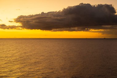 Denizin üzerinde güzel bir gün batımı