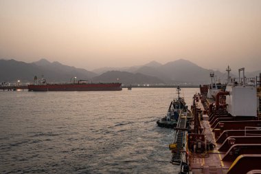 Limandaki kargo gemisi.