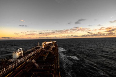 Günbatımında denizde gemi, nakliye konsepti.
