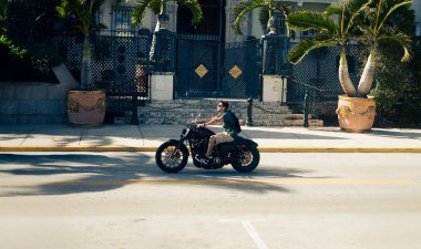 Ocean Drive Miami 'de kayıyor
