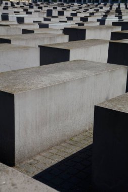 Bu minimalist, soyut yaklaşım gelecek nesillerin dikkatlerini dağıtmadan Yahudi soykırımının dehşetini hatırlamalarını sağlamayı amaçlıyor.. 