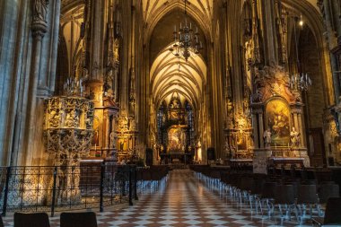 Katedralin içinde, tarihin ve ruhaniliğin canlandığı karmaşık sanatsal ve mimari ihtişamın çarpıcı bir karışımı var.