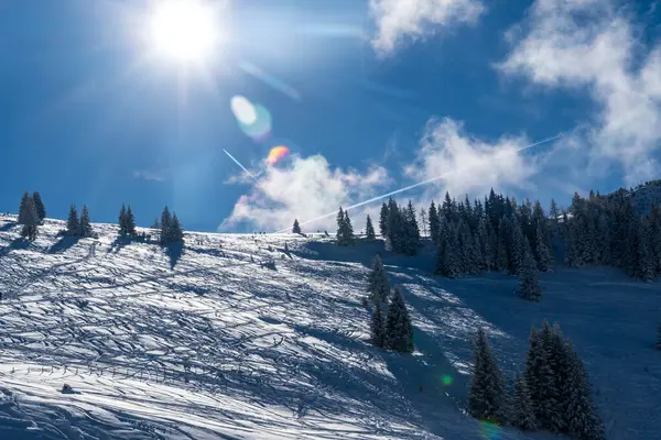 Alplerde kış yürüyüşü: Karla kaplı tepelerde ve doğanın her adımında güzelliğinin parladığı sakin manzaralarda nefes kesici bir yolculuk