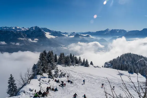 Alplerde kış yürüyüşü: Karla kaplı tepelerde ve doğanın her adımında güzelliğinin parladığı sakin manzaralarda nefes kesici bir yolculuk