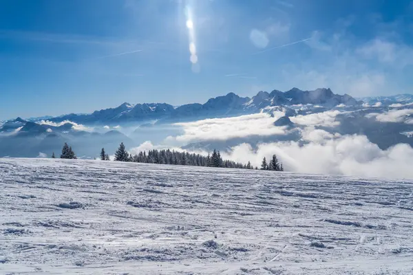 Alplerde kış yürüyüşü: Karla kaplı tepelerde ve doğanın her adımında güzelliğinin parladığı sakin manzaralarda nefes kesici bir yolculuk