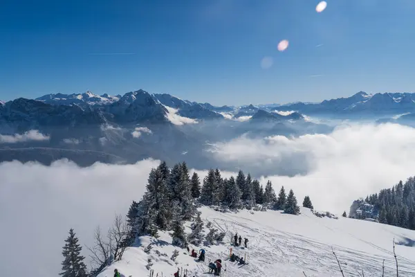 Alplerde kış yürüyüşü: Karla kaplı tepelerde ve doğanın her adımında güzelliğinin parladığı sakin manzaralarda nefes kesici bir yolculuk