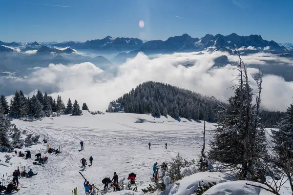 Alplerde kış yürüyüşü: Karla kaplı tepelerde ve doğanın her adımında güzelliğinin parladığı sakin manzaralarda nefes kesici bir yolculuk