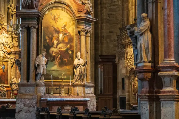 Katedralin içinde, tarihin ve ruhaniliğin canlandığı karmaşık sanatsal ve mimari ihtişamın çarpıcı bir karışımı var.