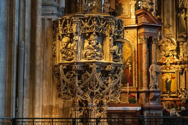 Katedralin içinde, tarihin ve ruhaniliğin canlandığı karmaşık sanatsal ve mimari ihtişamın çarpıcı bir karışımı var.