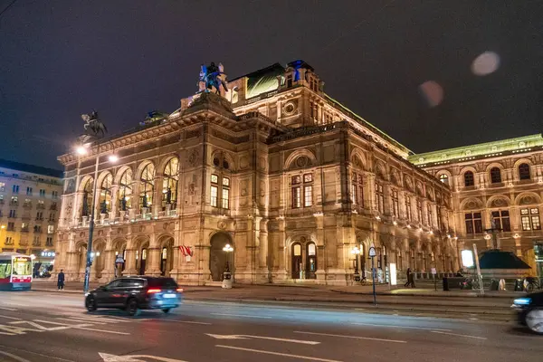 Viyana Devlet Operası: Zamansız performansların koridorlarda yankılandığı, zengin tarihle unutulmaz sanatın harmanlandığı dünyaca ünlü bir sahne
