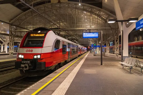 Salzburg Tren İstasyonu: Modern seyahatin bu tarihi şehrin zamansız cazibesiyle buluştuğu canlı bir merkez.