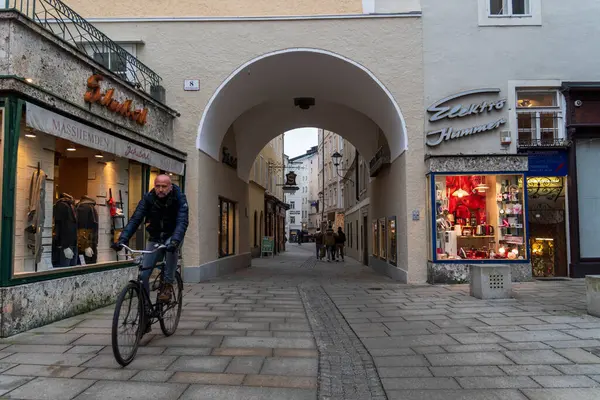 Salzburg 'da kış yürüyüşü, kaldırım taşı sokaklar, büyüleyici eski binalar ve kar ve tarihten oluşan bir battaniyeye sarılmış yüksek kale..