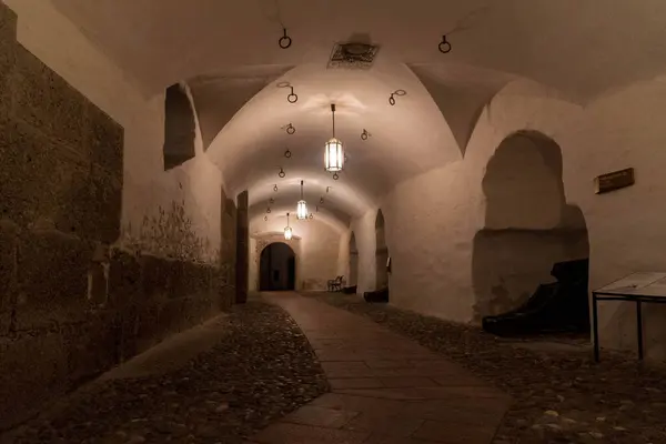 Gece Kalesi: Yüzyılların tarihinin ay ışığında fısıldadığı gece gökyüzüne hükmeden bir siluet