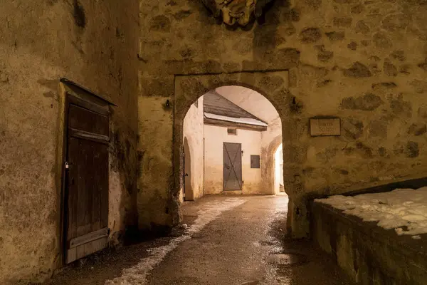 Gece Kalesi: Yüzyılların tarihinin ay ışığında fısıldadığı gece gökyüzüne hükmeden bir siluet