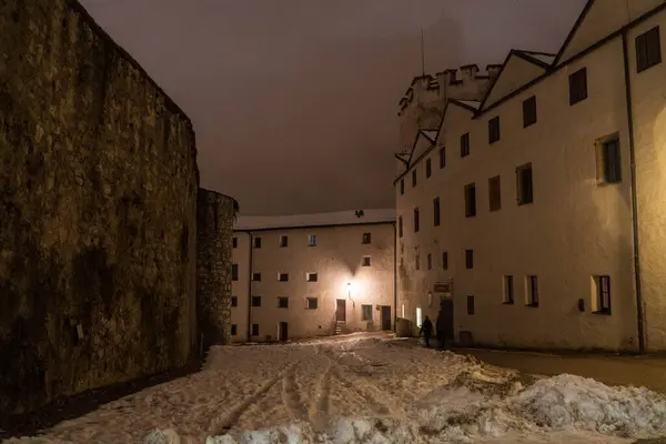 Gece Kalesi: Yüzyılların tarihinin ay ışığında fısıldadığı gece gökyüzüne hükmeden bir siluet