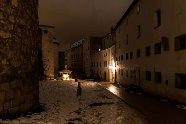 Gece Kalesi: Yüzyılların tarihinin ay ışığında fısıldadığı gece gökyüzüne hükmeden bir siluet
