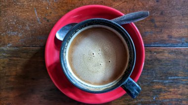 Bir bardak sanger kahvesi ya da ahşap bir masada servis edilen kopi sanger..