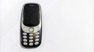 Endonezya, 5 Mart 2025 - Nokia 3310 ya da Nokia ta 1030 'a yakın çekim Finlandiya' daki Nokia Corporation tarafından üretilen beyaz arka planda izole edilmiş.
