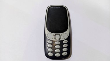 Endonezya, 5 Mart 2025 - Nokia 3310 ya da Nokia ta 1030 'a yakın çekim Finlandiya' daki Nokia Corporation tarafından üretilen beyaz arka planda izole edilmiş.
