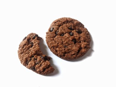 Beyaz arka planda tamamen izole edilmiş çikolatalı kurabiyeler. Üst Manzara. Düz yatıyordu