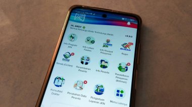 Android 'de Jamsostek mobil uygulama simgesi ya da akıllı telefon yakın çekim ekranı. JMO uygulama simgesi. JMO bir sağlık uygulaması kategorisidir