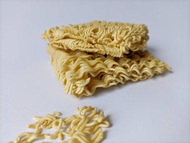 Beyaz arkaplanda kuru çiğ erişte izole edilmiş..