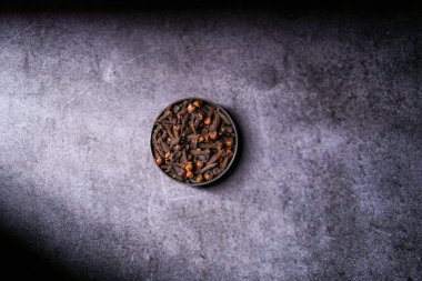 Kil kazanda karanfil resmi..