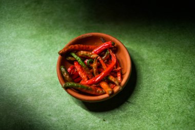 Kurutulmuş biberler kil bir tencerede saklanır..