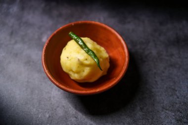 Kaynamış patates püresi kil bir kasede saklanır..