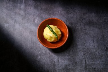 Kaynamış patates püresi kil bir kasede saklanır..