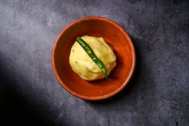 Kaynamış patates püresi kil bir kasede saklanır..