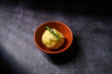 Kaynamış patates püresi kil bir kasede saklanır..