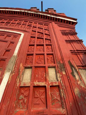 Terracotta tapınağının duvarlarına küçük kil sanat eserleri kazınır..