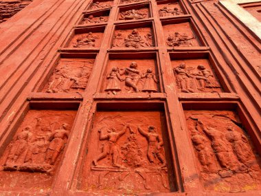 Terracotta tapınağının duvarlarına küçük kil sanat eserleri kazınır..