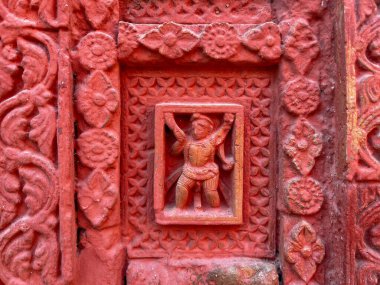 Terracotta tapınağının duvarlarına küçük kil sanat eserleri kazınır..