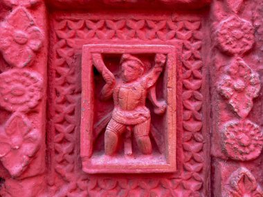 Terracotta tapınağının duvarlarına küçük kil sanat eserleri kazınır..